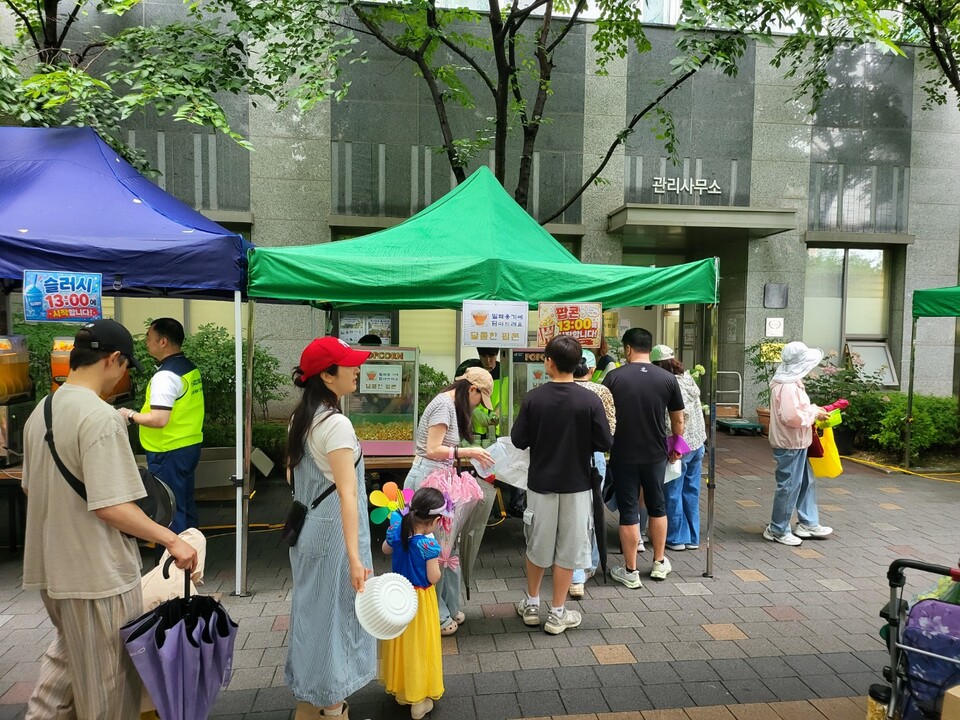 관리사무소가 준비한 먹거리 부스. [사진=관리사무소]