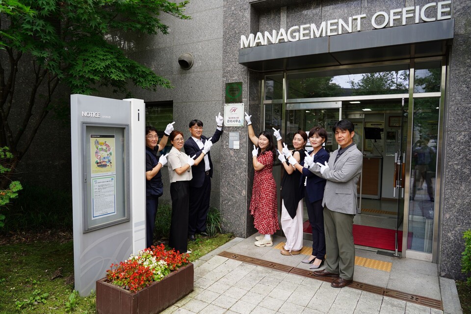 경기 용인시 기흥구 힐스테이트서천아파트에서 13일 진행된 ‘제17회 관리서비스 개선 경진대회’ 대상 현판식 참석자들이 기념사진을 촬영하고 있다. [사진=우리관리]
