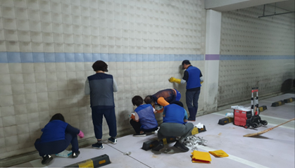 지하주차장 블럭벽 청소작업을 진행중인 관리사무소 직원들. [사진=관리사무소]