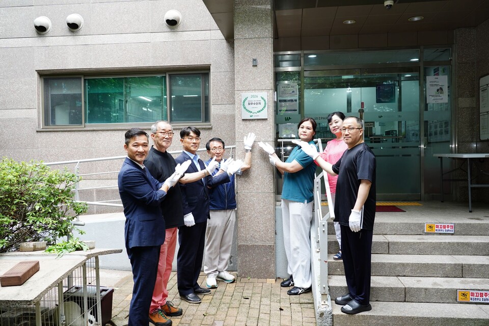 23일 경기 오산시 고현아이파크에서 진행된 제17회 우리관리 관리서비개선 경진대회 최우수상 수상 현판식 참가자들이 기념사진을 촬영하고 있다. [사진=우리관리]