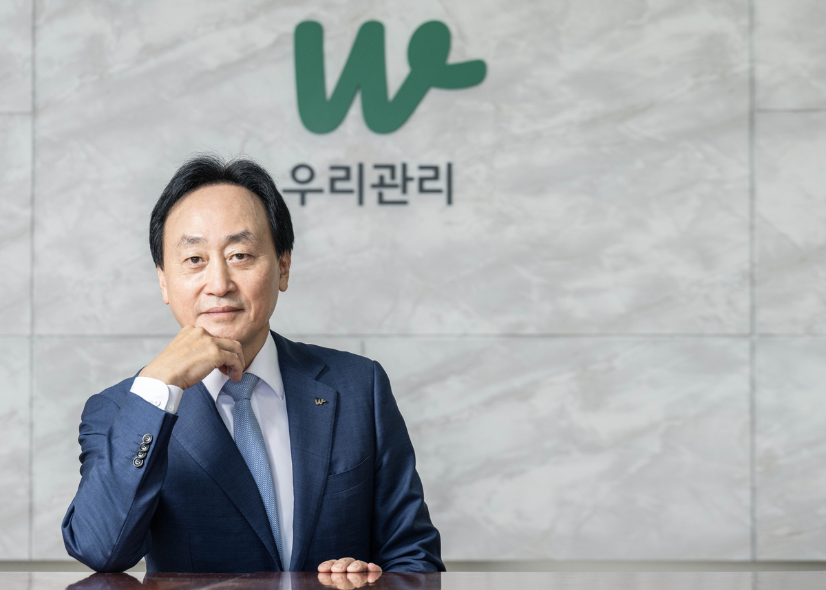 노병용 우리관리 회장이 경기 안양시 우리관리 본사에서 서울경제신문과 인터뷰를 하기에 앞서 포즈를 취하고 있다. 김정훈 기자