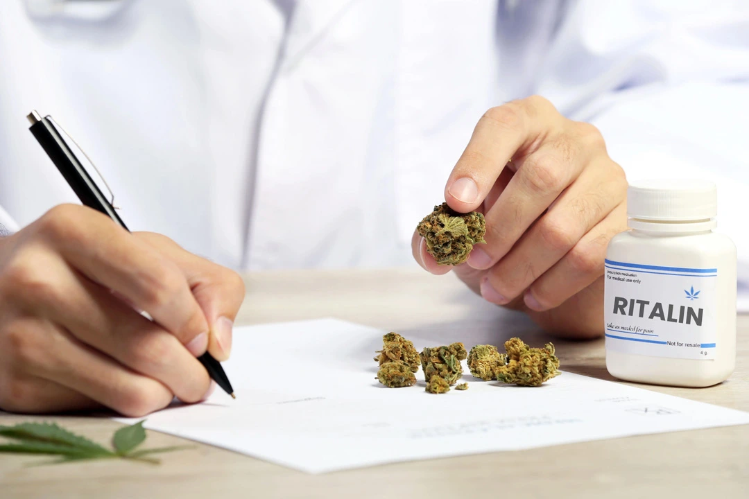 Arzt hält medizinisches Cannabis in der Hand, daneben steht eine Ritalin-Dose – Symbolbild für Ritalin und Cannabis in der Therapie