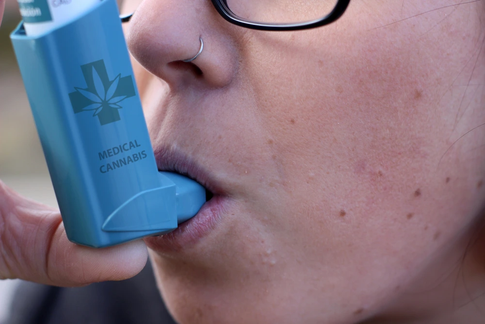 Frau nutzt Inhalator mit der Aufschrift ‚Medical Cannabis‘ – Symbolbild für Cannabis bei Asthma