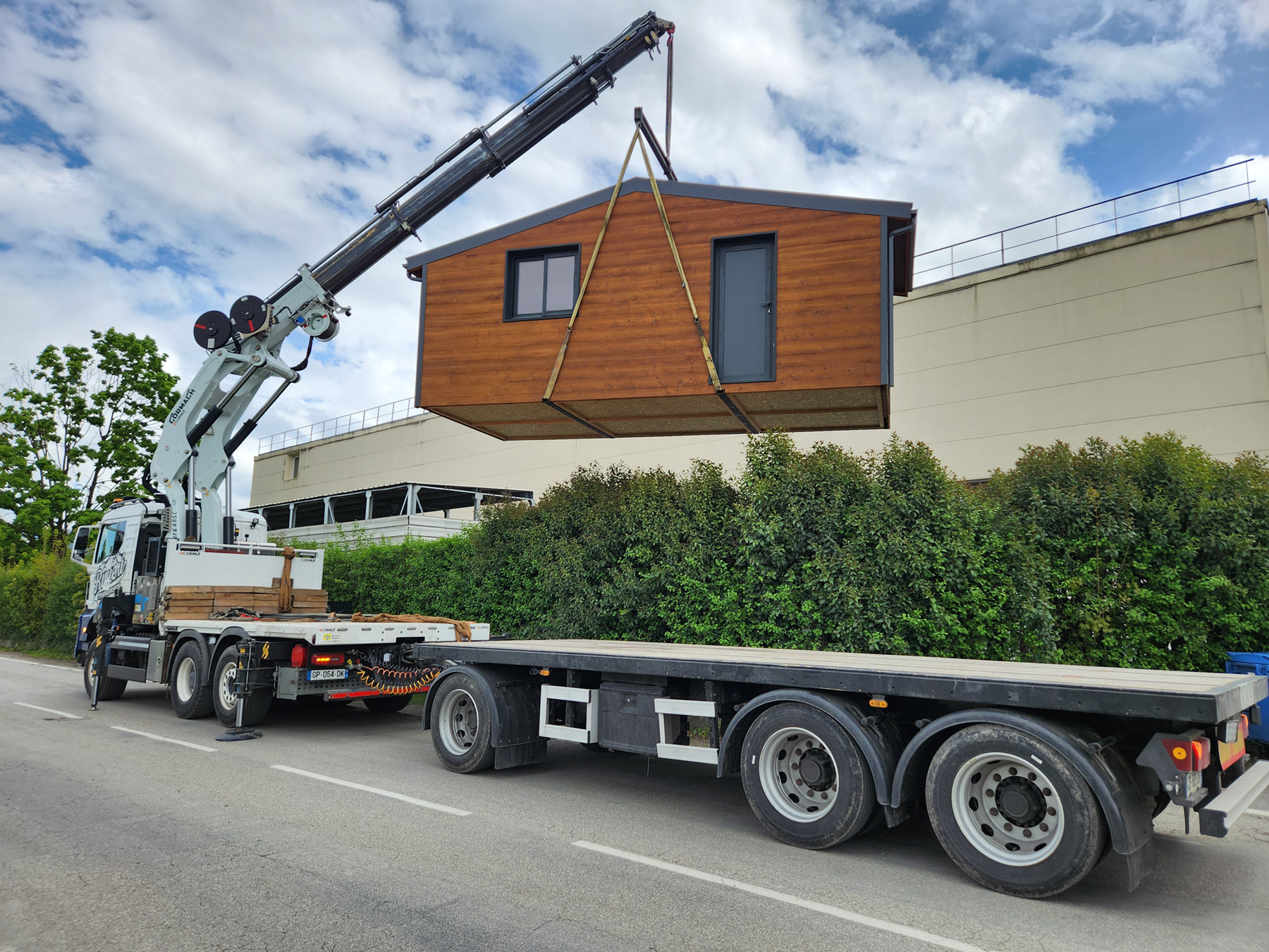 Photo d'une Tiny House fabriquée en France, avec un intérieur aménagé pour mieux vivre dans un style minimaliste.