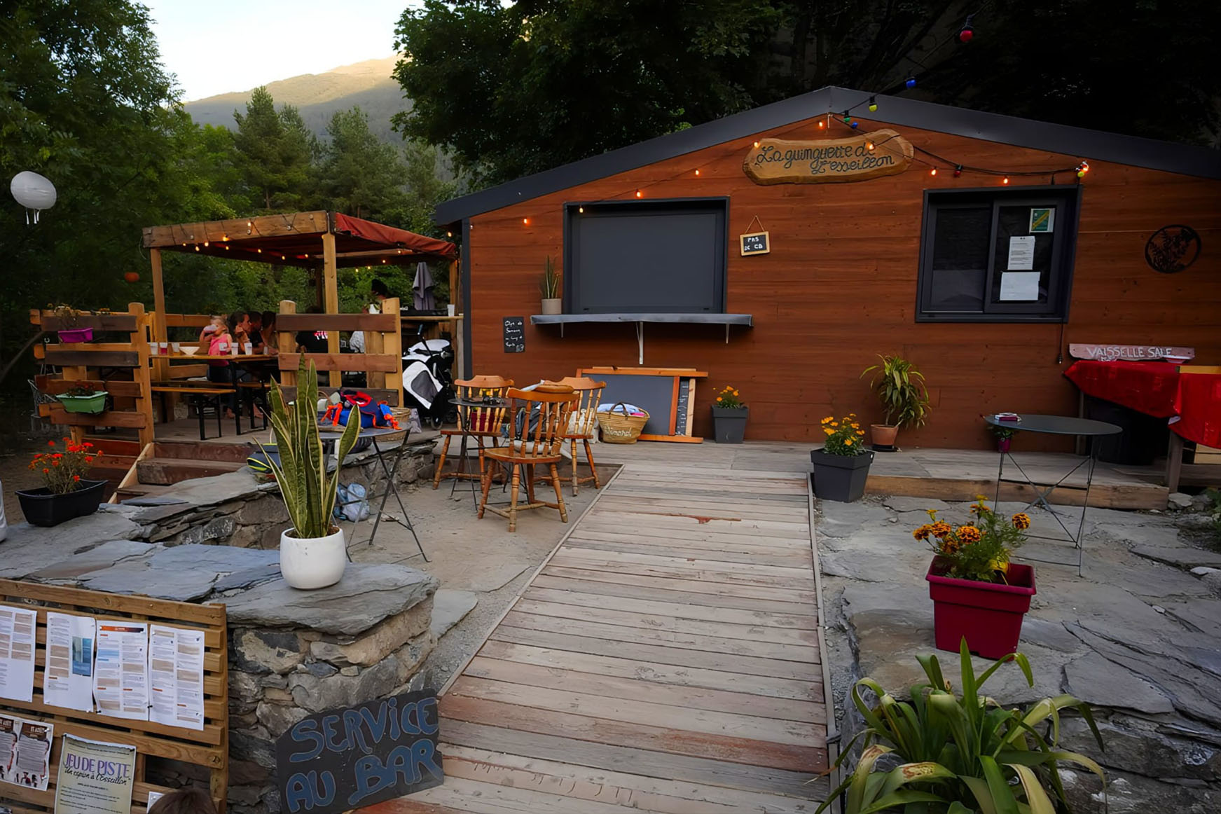 Fabrication sur mesure d'un studio de jardin « Guinguette » de 20m² destiné à la vente de boissons et repas sur un site touristique.
