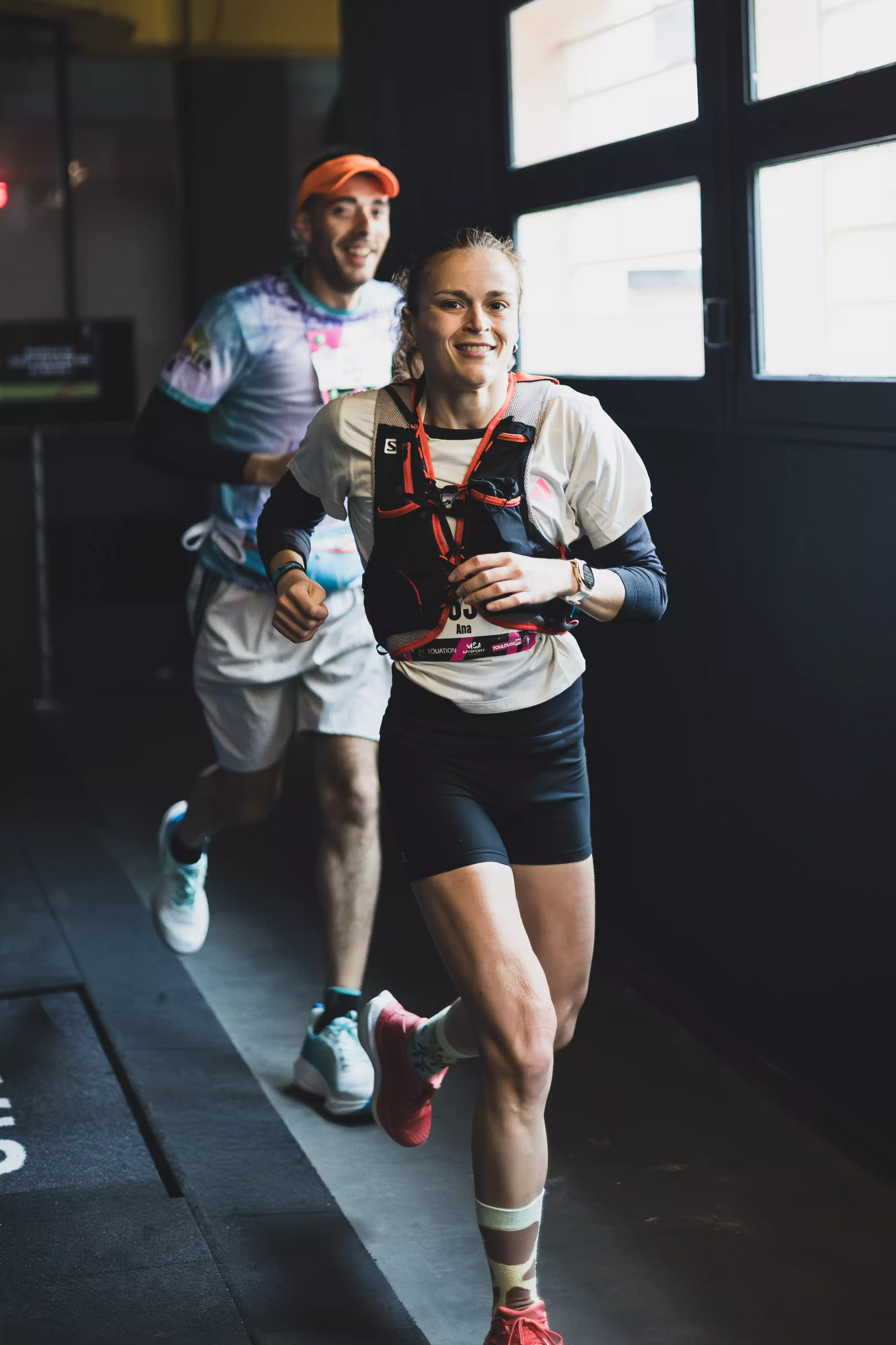 Coureuse souriante avec sac d'hydratation