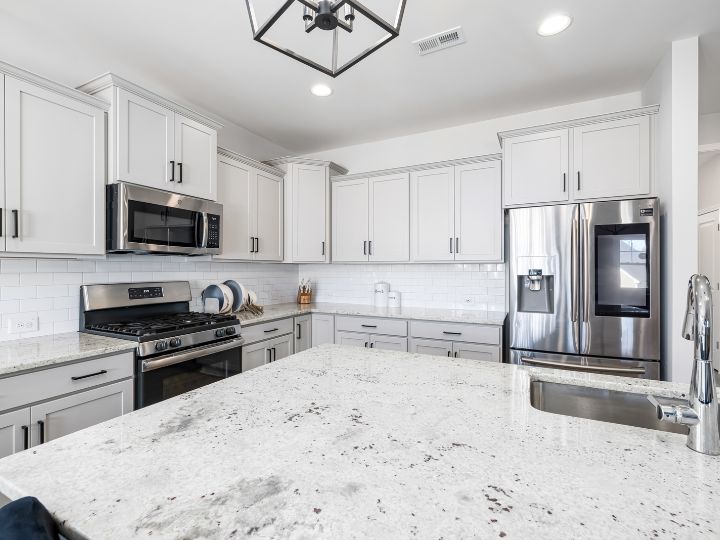Granite vs. Quartz Countertops: Best Choice for Arizona Kitchens