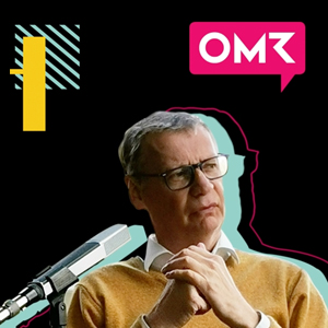 Günther Jauch trägt eine Brille und einen senfgelbem Pullover während er vor eeinem Mikrofon sitzt. Die Grafik enthält stilisierte Konturen im Hintergrund und oben rechts das OMR-Logo in einer pinken Sprechblase.