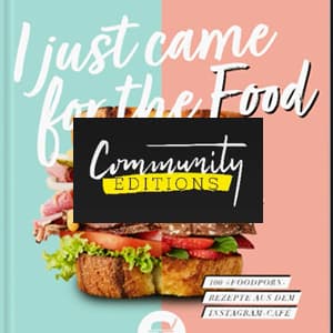 Quadratische Grafik des Buchcovers „I just came for the Food“ von Community Editions. Das Cover ist zweigeteilt in Mintgrün und Rosa, mit einem großen, detailreichen Food-Sandwich im Zentrum. Darüber liegt ein schwarzes Label mit gelbem Text „Community EDITIONS“. Unten steht: „100+ Foodporn-Rezepte aus dem Instagram-Café".