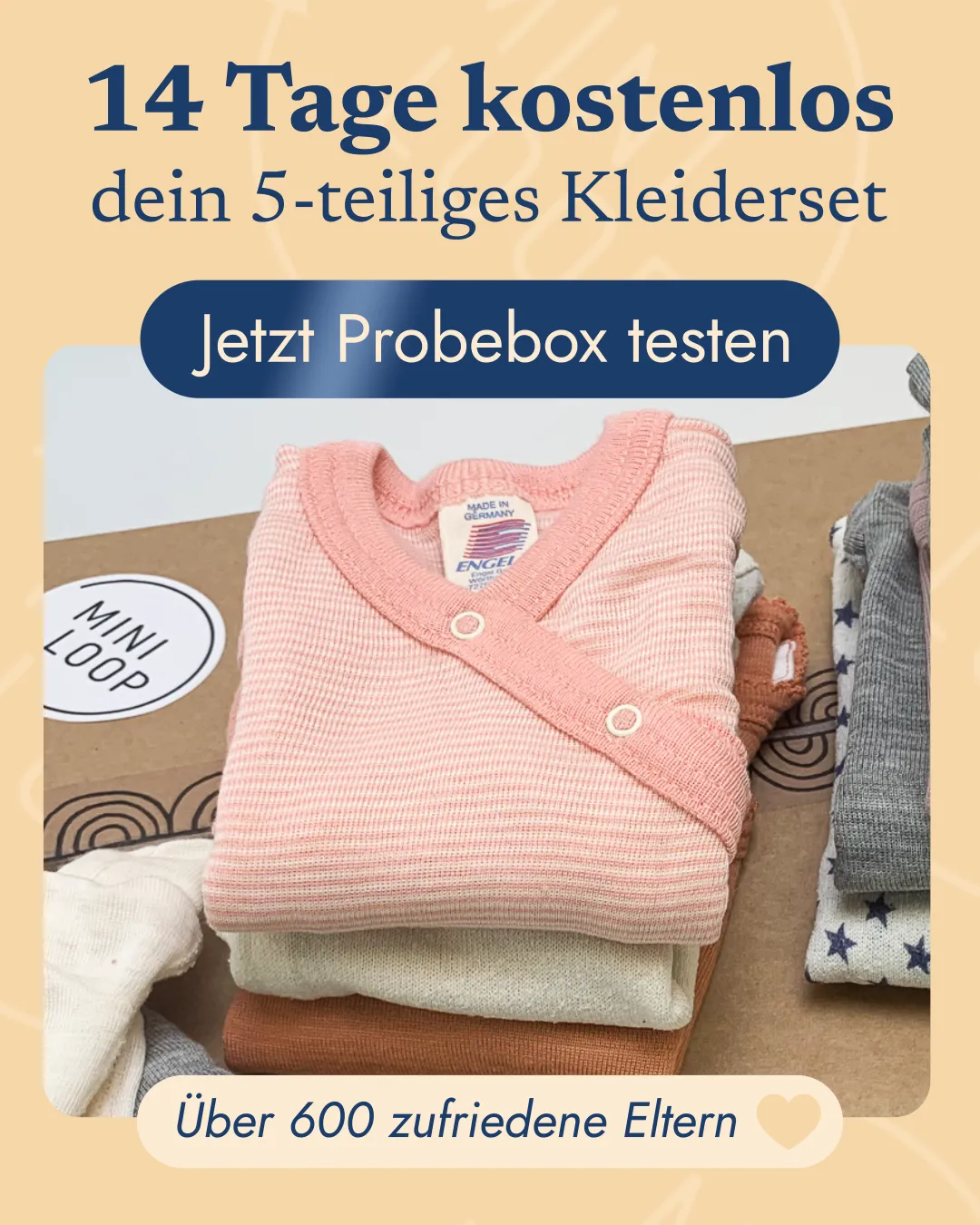 Social Ad von miniloop mit Fokus auf Neukundengewinnung. Die Copy verspricht „14 Tage kostenlos dein 5-teiliges Kleiderset“. Zentral platziert ist ein dunkelblauer Call-to-Action-Button mit der Aufschrift „Jetzt Probebox testen“. Zu sehen ist hochwertige Babykleidung aus Wolle/Seide, ordentlich gestapelt in einer Versandbox. Am unteren Bildrand steht der Social-Proof-Hinweis „Über 600 zufriedene Eltern“ mit einem kleinen Herz-Icon.