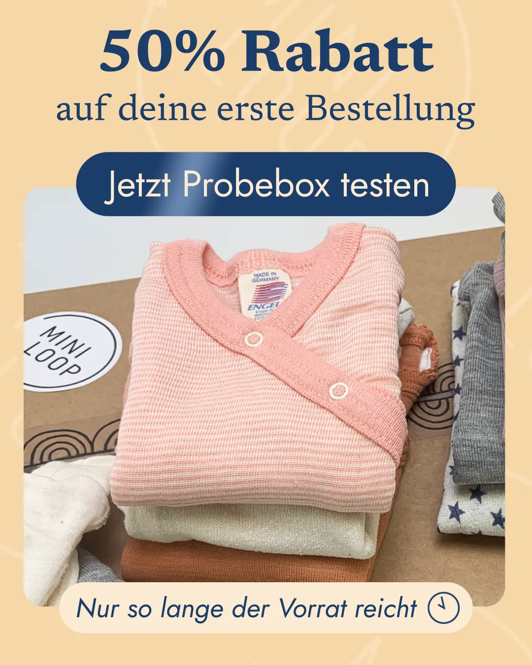 Social Ad für meta von miniloop für nachhaltige Babykleidung im Abo-Modell. Der Text oben lautet „50% Rabatt auf deine erste Bestellung“. Ein dunkelblauer Button fordert dazu auf, die „Jetzt Probebox testen“. Das Bild zeigt einen Stapel gefalteter Baby-Bodies aus Naturmaterialien in Pastelltönen wie Rosa, Beige und Rostrot auf einem Versandkarton mit miniloop-Logo. Ein Banner unten warnt: „Nur so lange der Vorrat reicht“.