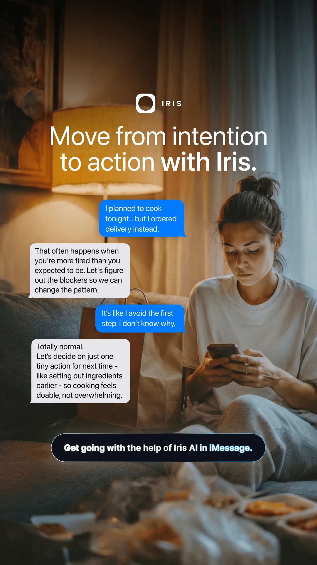 Social Ad Creative von Iris AI gegen Prokrastination beim Kochen. Bild: Junge Frau nutzt Smartphone auf Sofa. Chat-Text: User bestellt Essen statt zu kochen; Iris AI analysiert die Blockade und schlägt vor, als erste kleine Handlung vorab die Zutaten bereitzustellen. CTA: „Get going with Iris AI in iMessage.“
