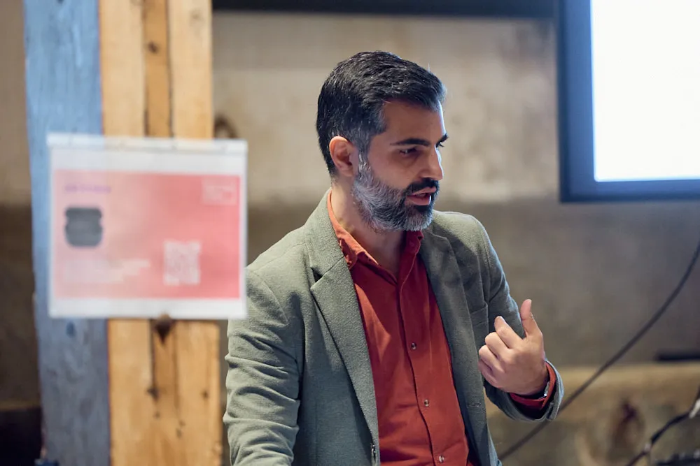 Ein Mann hält vor einem Publikum eine Präsentation.