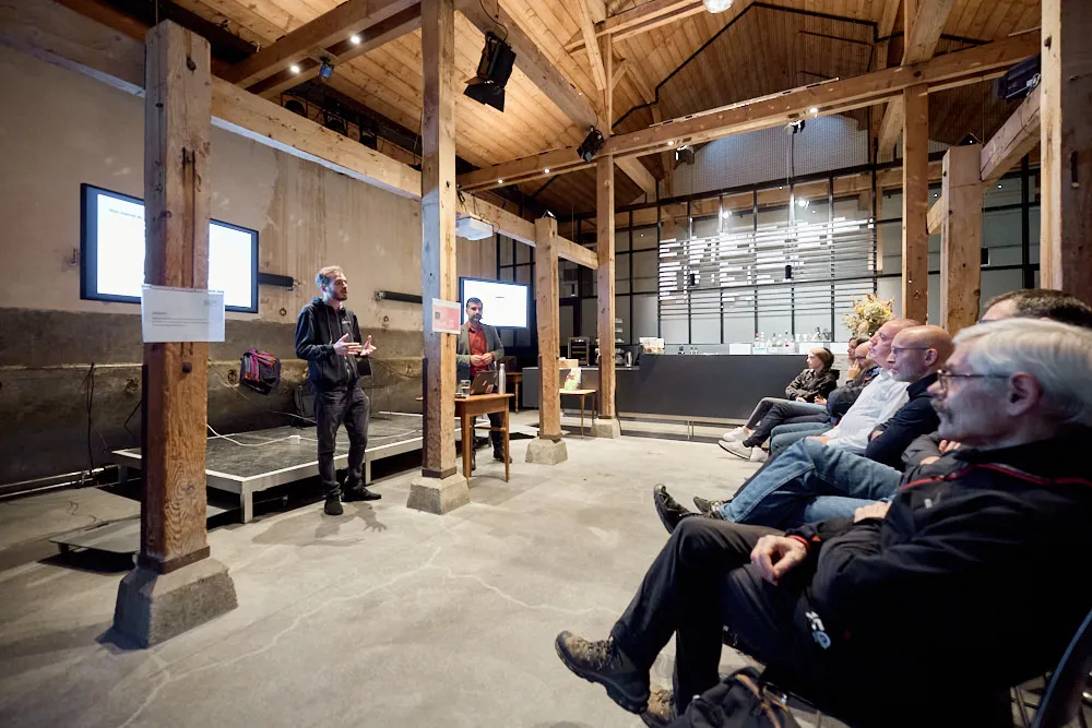 Ein Mann hält vor einem Publikum eine Präsentation.