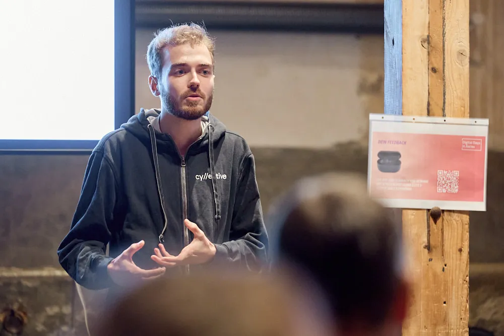 Ein Mann hält eine Präsentation.