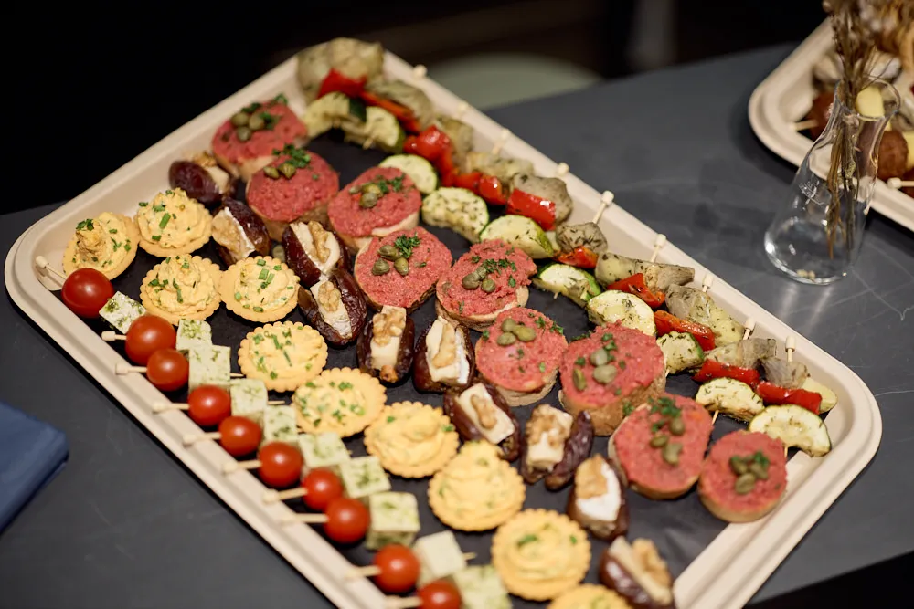 Eine Platte mit verschiedenen Canapés.