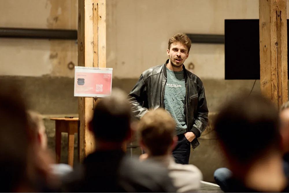 Ein Mann spricht vor einem Publikum.