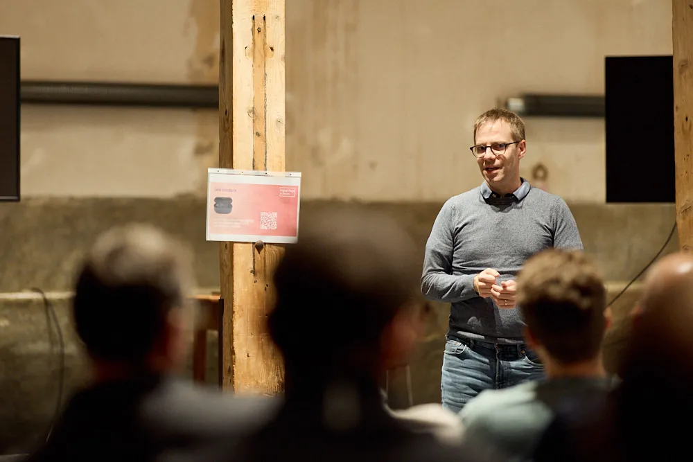 Ein Mann spricht vor einem Publikum.