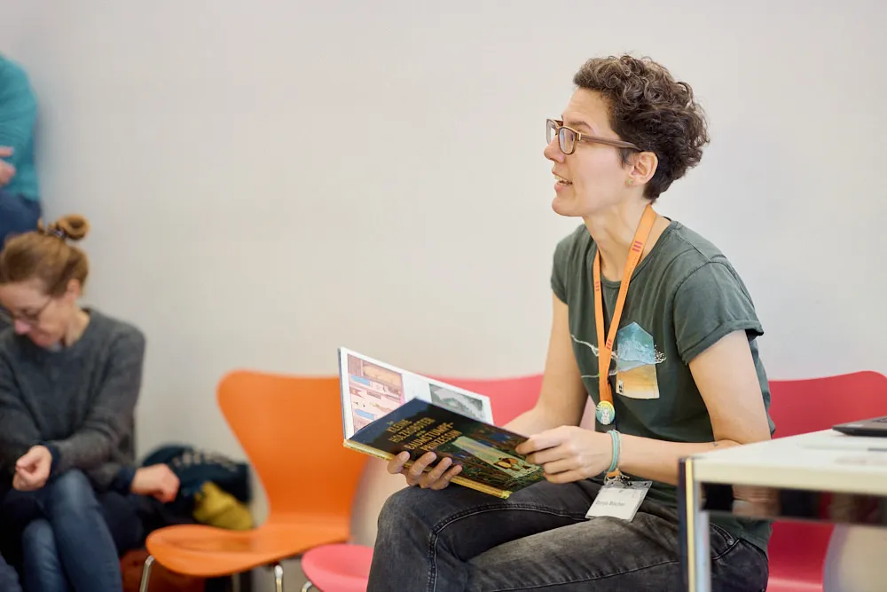 Eine Frau erzählt aus einem Kinderbuch.