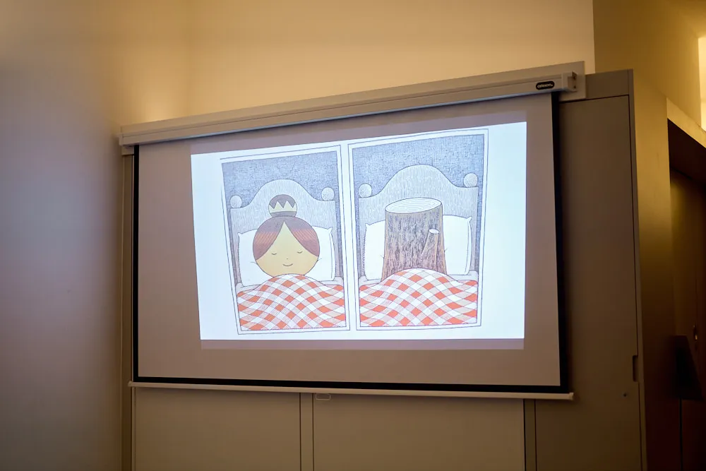 Eine Zeichnung wird auf eine Leinwand geleuchtet.