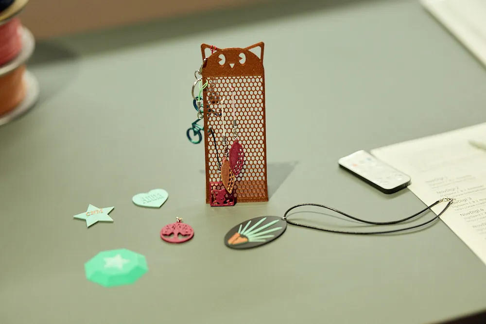 Verschiedene Schmuckstücke und Objekte stehen auf einem Tisch. Die Objekte sind kleine Sterne oder Herzen.