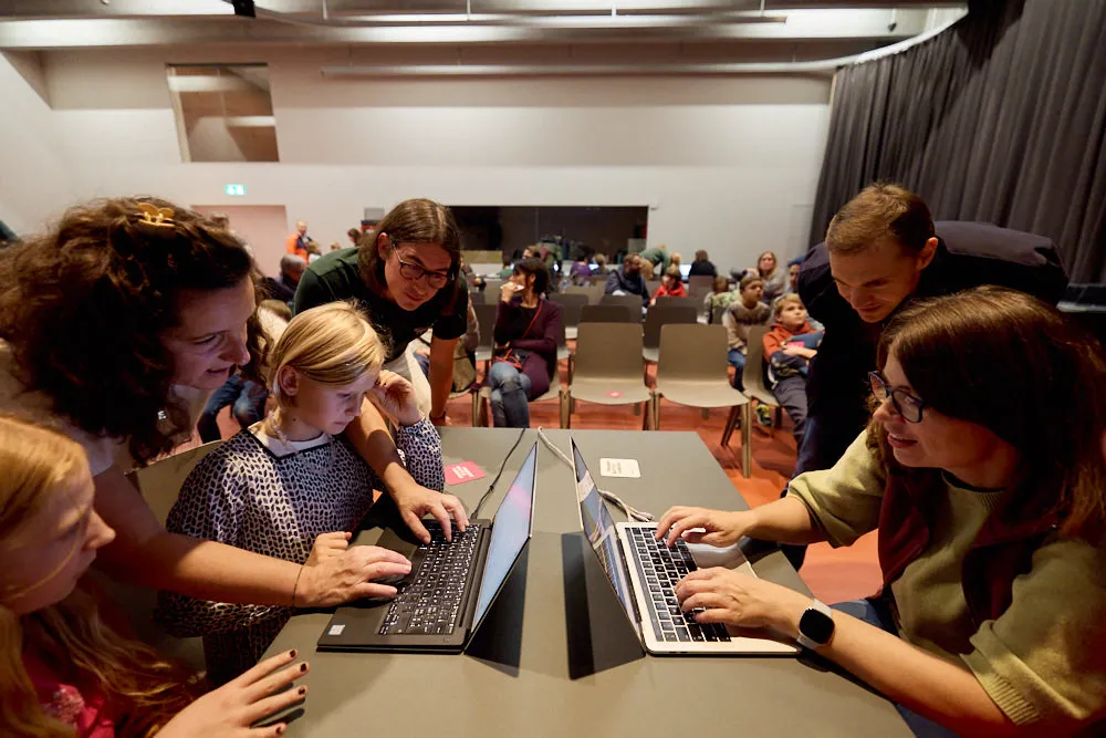 Menschen unterschiedlichen Alters und Geschlecht bedienen zwei Laptops.