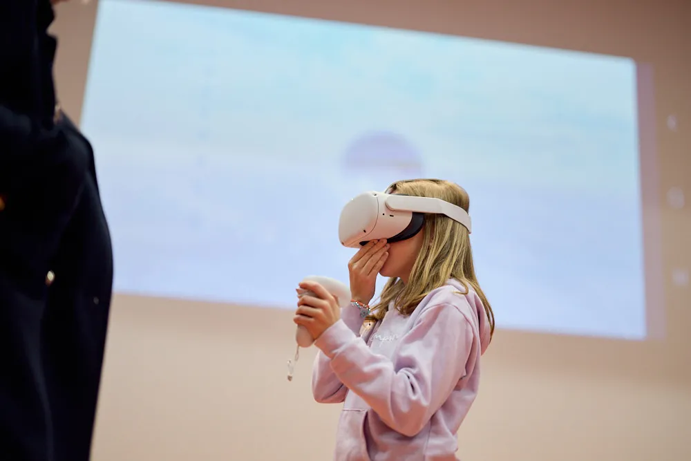 Ein Mädchen testet eine VR-Brille.