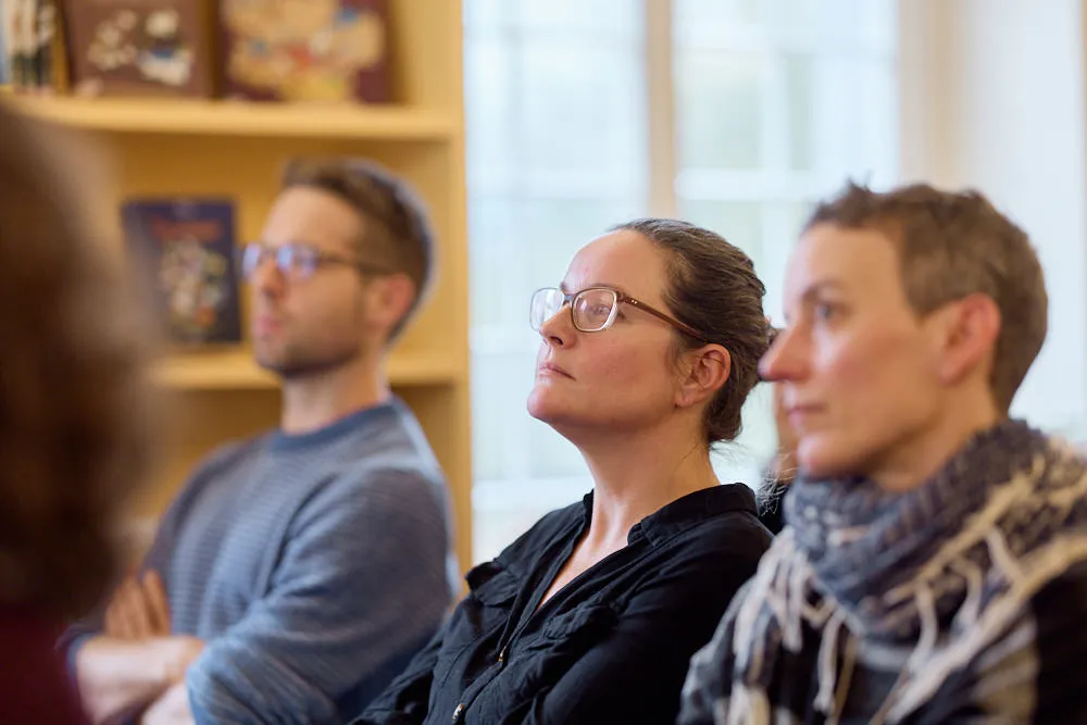 Im Fokus sind drei Personen aus dem Publikum.