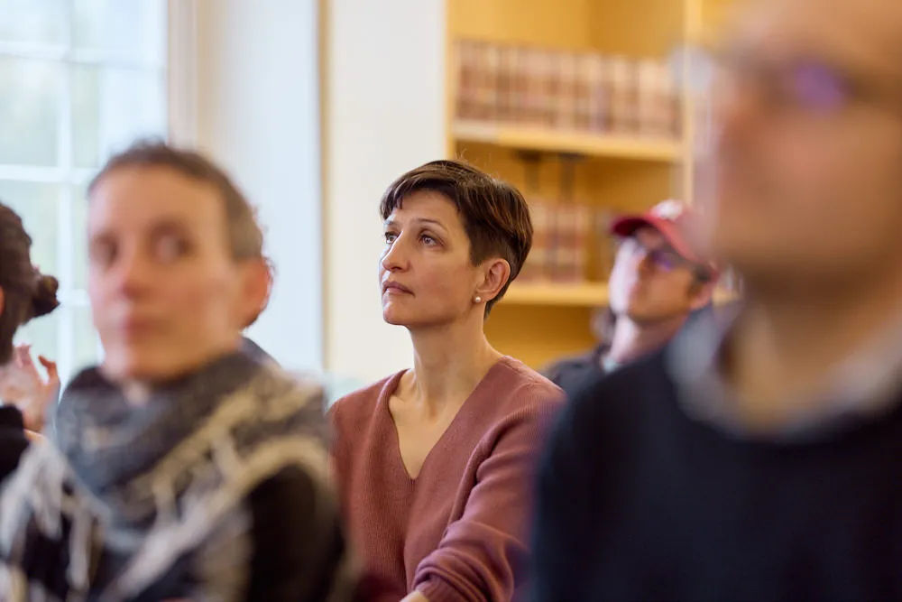 Im Fokus ist eine Frau im Publikum.