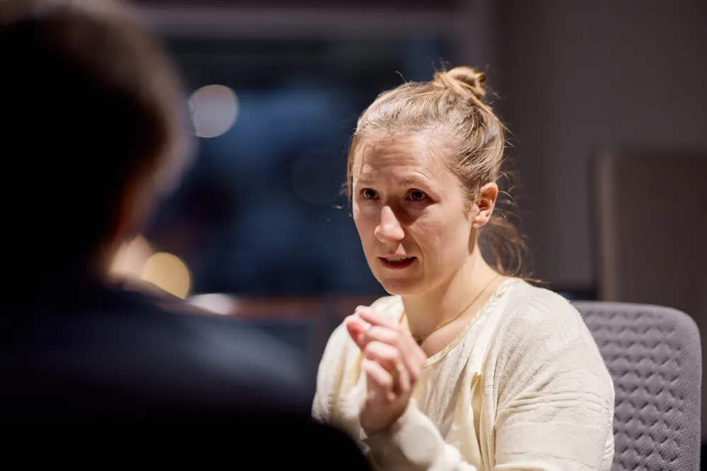 Eine Frau spricht mit einer anderen Frau.