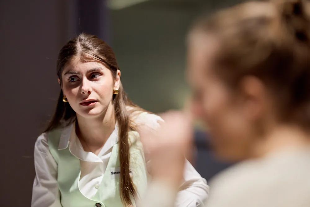 Eine Frau schaut gespannt nach rechts.