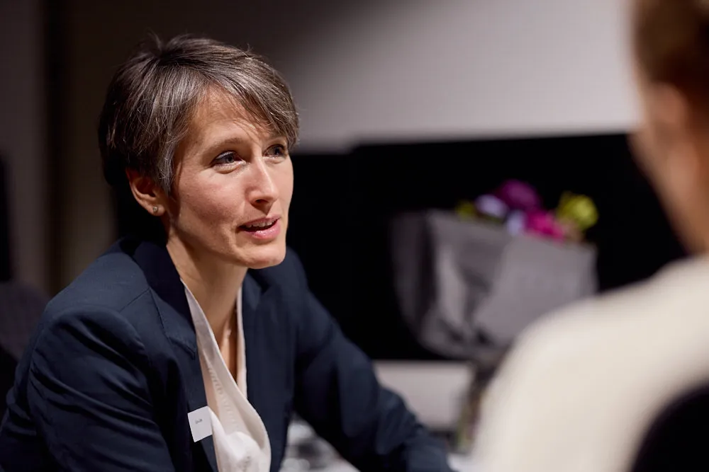 Eine Frau spricht mit einer anderen Frau.