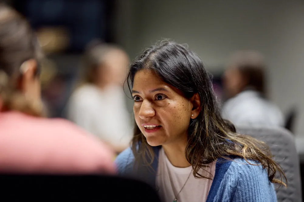 Eine Frau spricht mit einer anderen Frau.