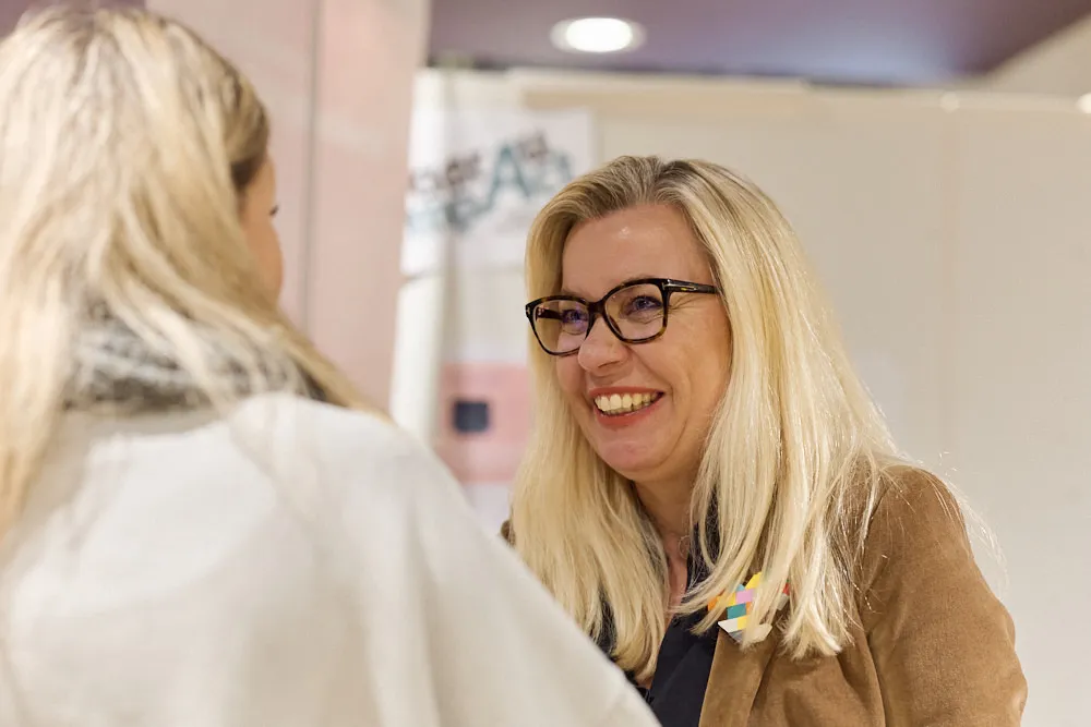 Eine Frau lächelt eine andere Frau an.