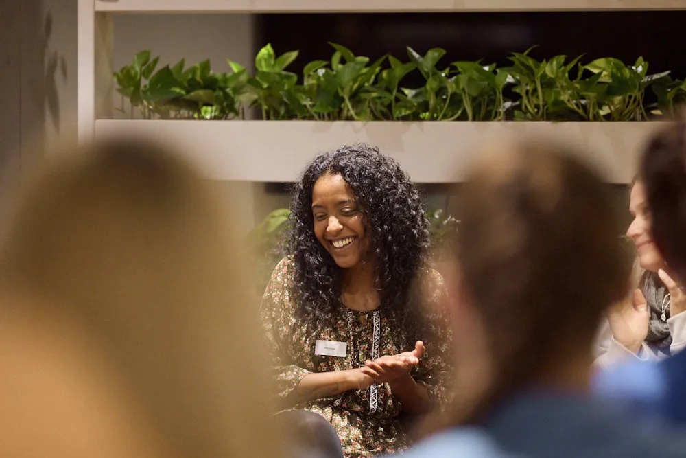 Im Fokus ist eine lächelnde Frau.