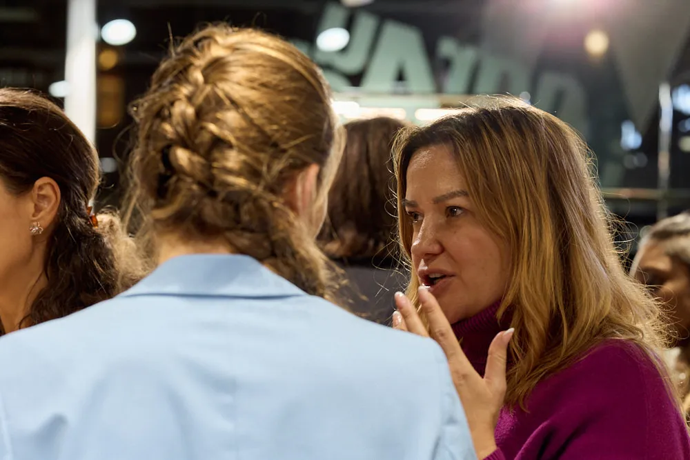 Frauen unterhalten sich im Stehen.