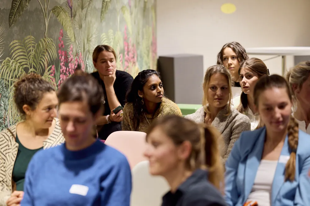 Frauen im Publikum hören gespannt zu.