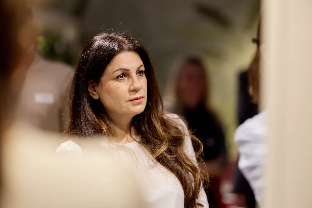 Eine Frau hört jemandem gespannt zu.