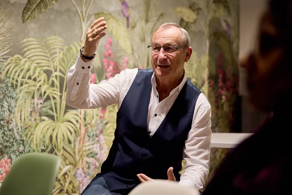 Ein Mann erzählt etwas und gestikuliert mit den Händen.