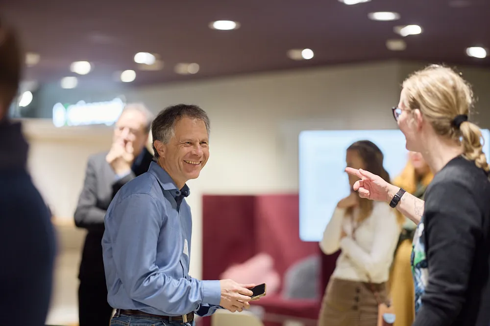 Ein Mann und eine Frau lachen miteinander.
