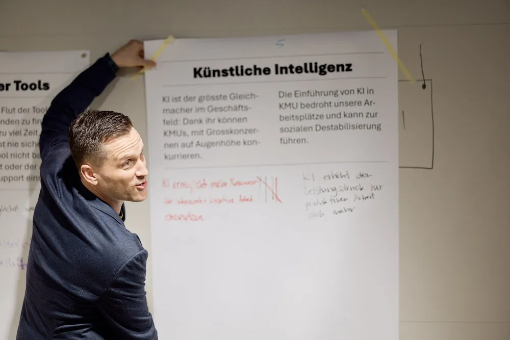 Ein Mann hält ein Plakat mit dem Titel Künstliche Intelligenz.