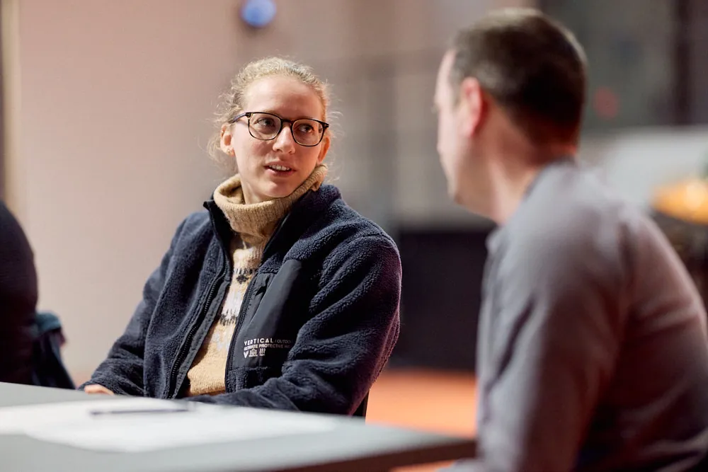 Zwei Personen sprechen miteinander.