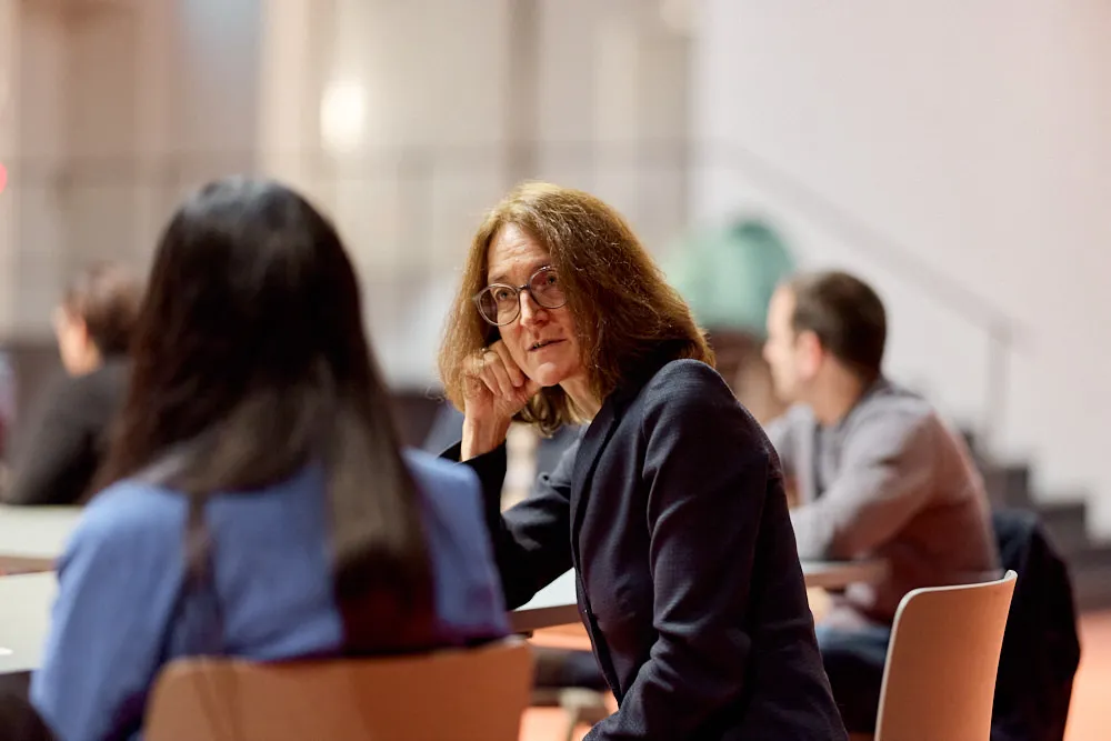 Zwei Frauen sprechen miteinander.