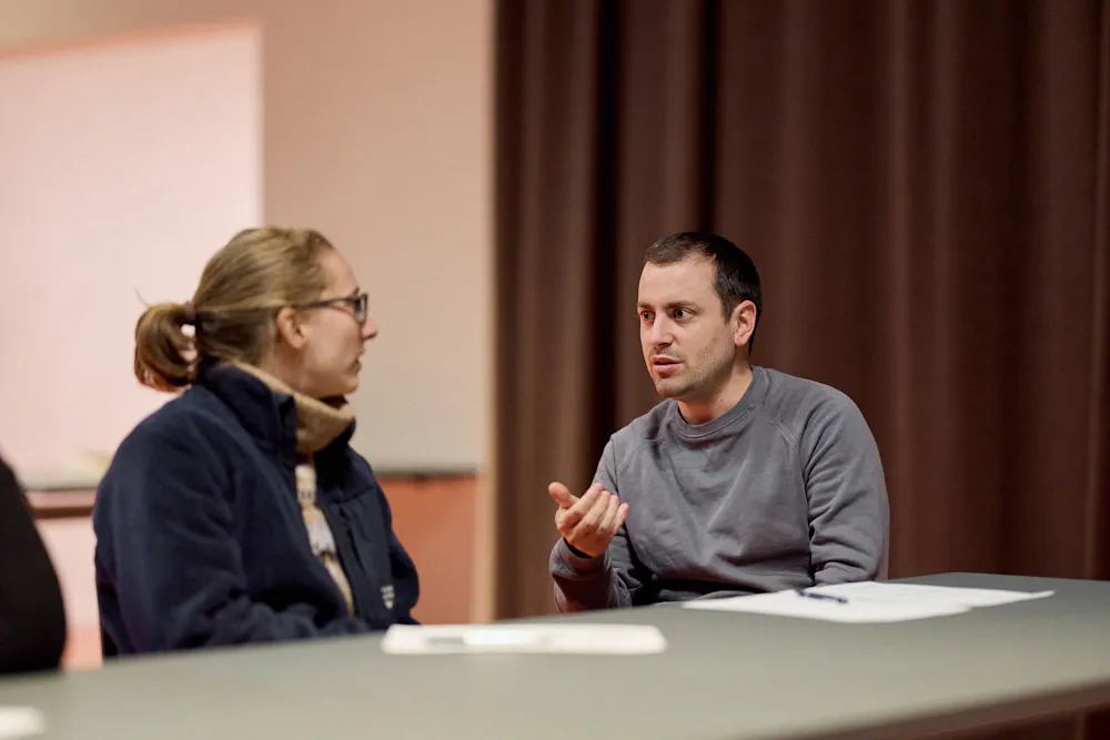 Zwei Personen sprechen miteinander.