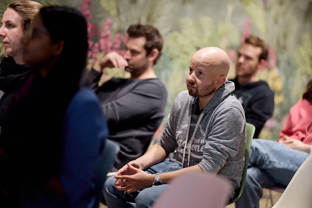 Das Publikum hört gespannt zu.