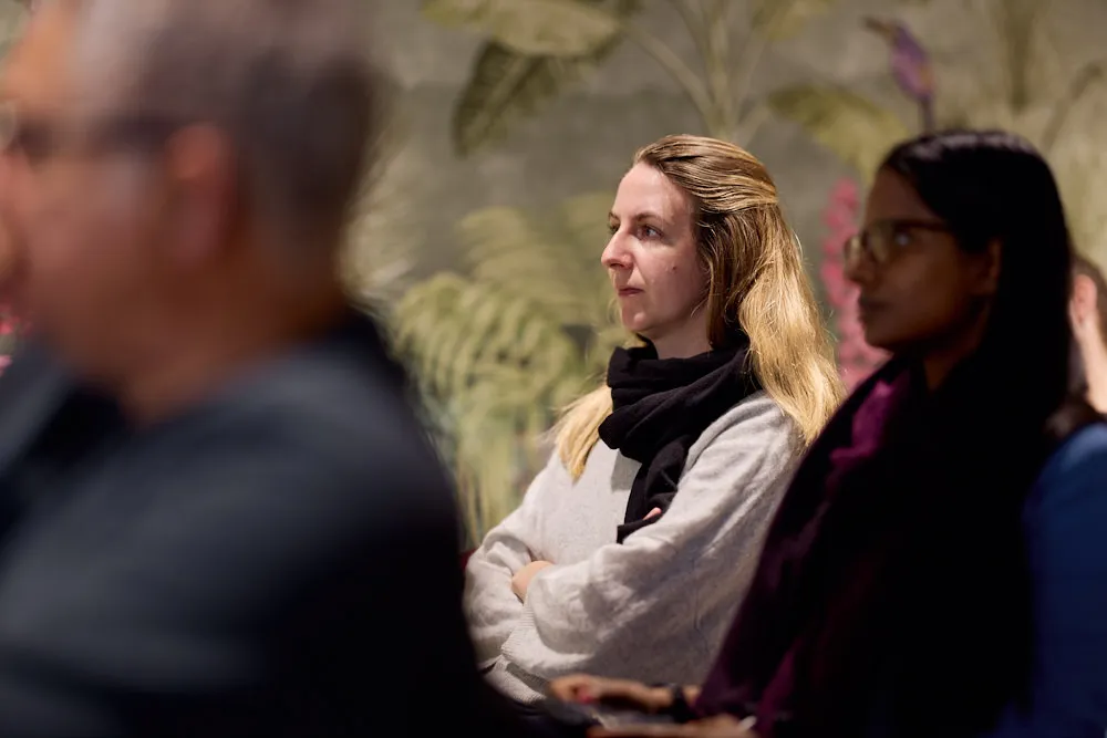 Das Publikum hört gespannt zu.