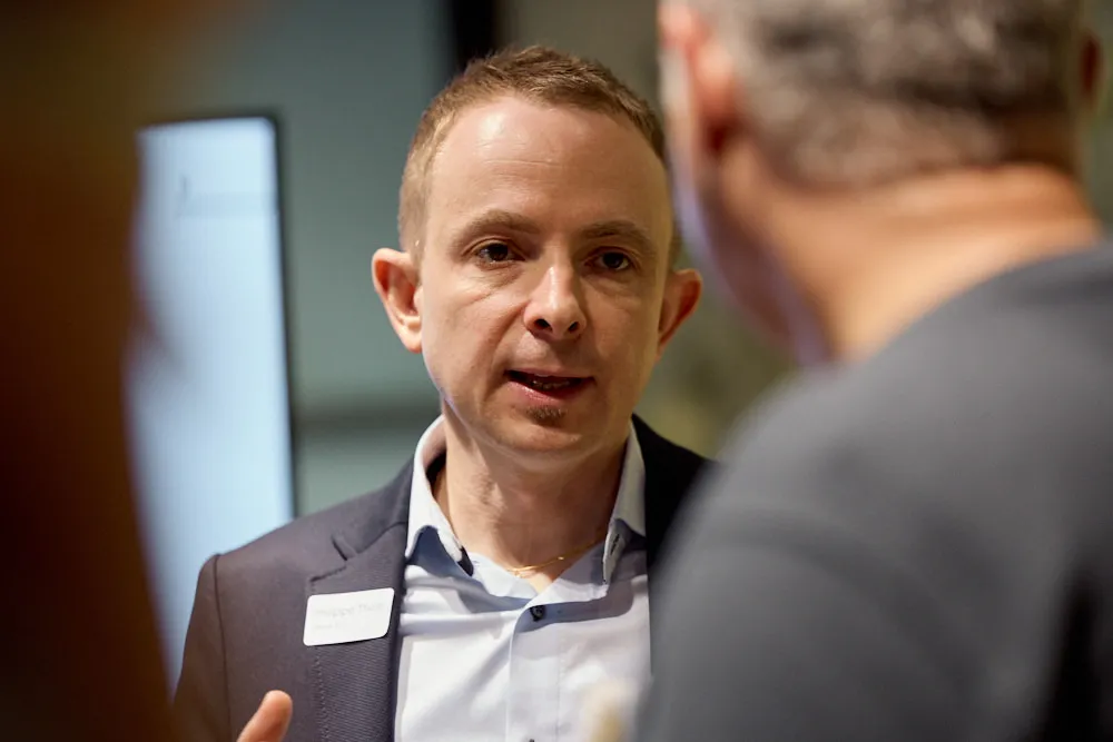 Ein Mann spricht zu einem anderen Mann.