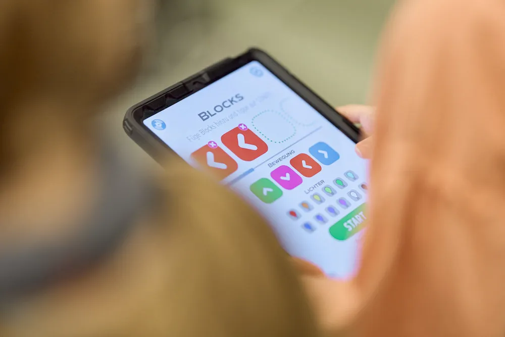 Ein Kind hält ein Tablet in den Händen.