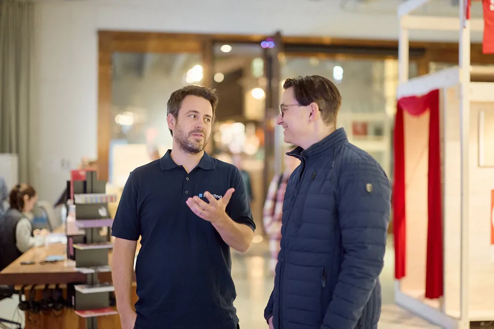 Zwei Männer unterhalten sich freundlich.