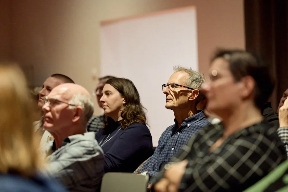 Das Publikum hört gespannt zu.